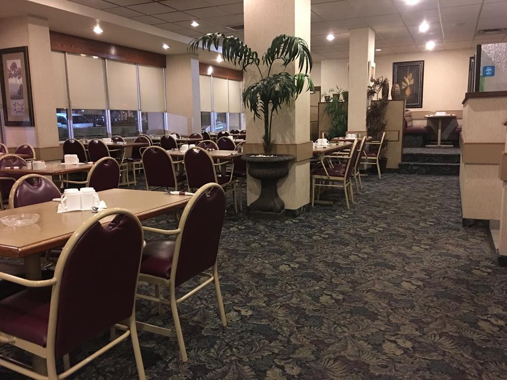 St. Albert Inn&Suites Saint Albert Buitenkant foto