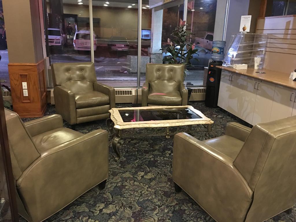 St. Albert Inn&Suites Saint Albert Buitenkant foto