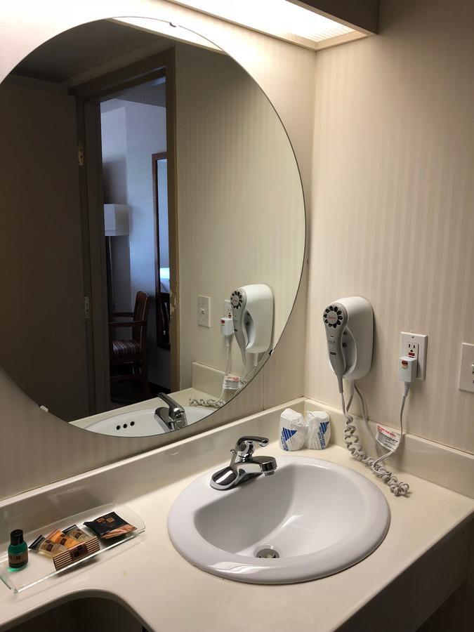 St. Albert Inn&Suites Saint Albert Buitenkant foto